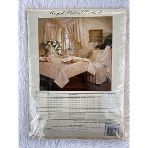 NWT Wilton Court Vintage 60"X104" Oval Buttercream Floral Print Tableclo…